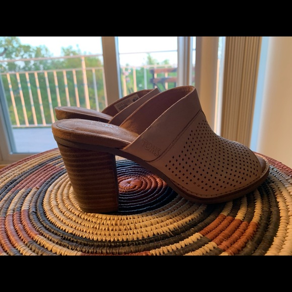 Adorable TOMS leather block heel sandals - Picture 4 of 4